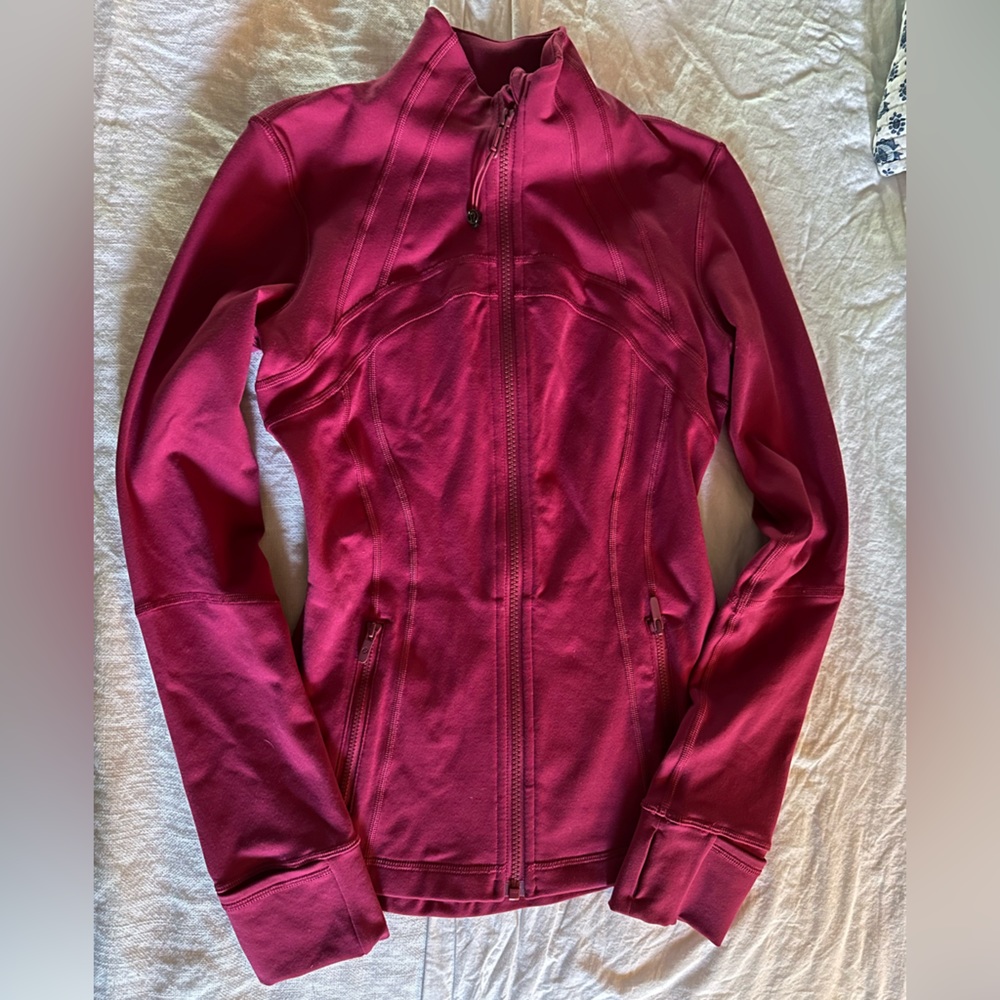 Brand new without tags sz 4 Lululemon Define jacket in magenta.